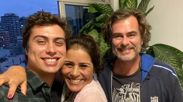Ao lado da mulher, João Vitti parabeniza o filho caçula, Francisco Vitti, após se formar em cinema - Foto/Instagram