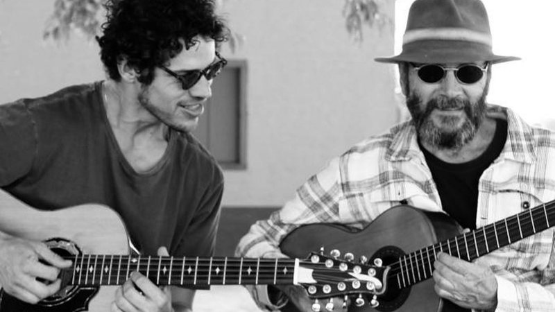 José Loreto surge tocando violão com Almir Sater e presta homenagem: "O melhor anfitrião do Pantanal" - Reprodução/Instagram