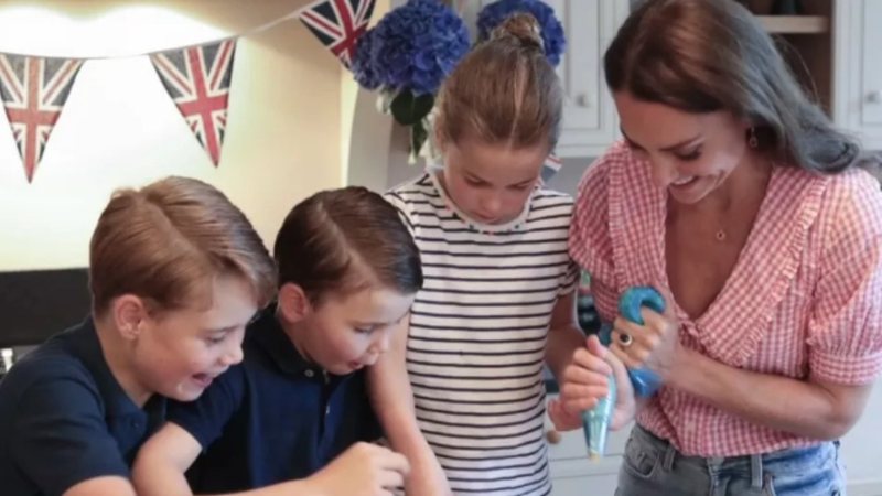 De calça jeans, Kate Middleton surge fazendo bolos com os filhos - Reprodução/Instagram