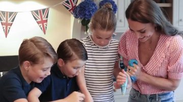 De calça jeans, Kate Middleton surge fazendo bolos com os filhos - Reprodução/Instagram