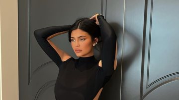 De vestido preto, Kylie Jenner aposta em salto alto de diamantes e bolsa de R$ 320 mil para evento de lançamento - Foto/Instagram