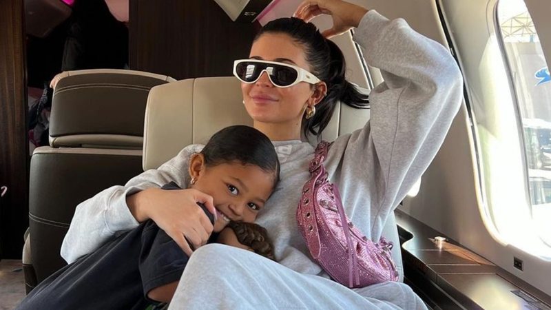 Kylie Jenner leva a filha, Stormi, para ver a exposição dos seus produtos em loja - Reprodução/Instagram