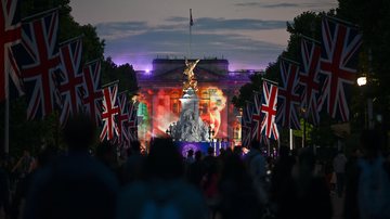 O primeiro dia de celebrações do Jubileu de Platina da Rainha Elizabeth II terminou com um show de luzes - Foto: Getty Images