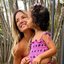 De férias, Ticiane Pinheiro registra a caçula Manu andando com jumento na praia