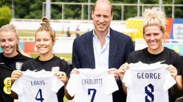 O Príncipe recebeu presentes do time de futebol feminino britânico - Reprodução: Instagram