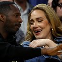 Adele foi com o namorado assistir um jogo de basquete - Foto: Getty Images