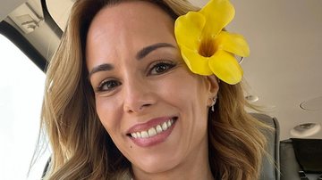 Ana Furtado recebe elogios dos fãs ao publicar clique encantador com flor na cabeça - Reprodução/Instagram