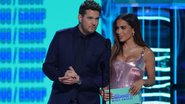Anitta ao lado de Michael Buble no Billboard Music Awards 2022 - Getty Images