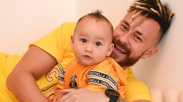 Fred exibe primeiro gol do filho, Cris, usando a camiseta do Palmeiras - Reprodução/Instagram/Kamila Strada