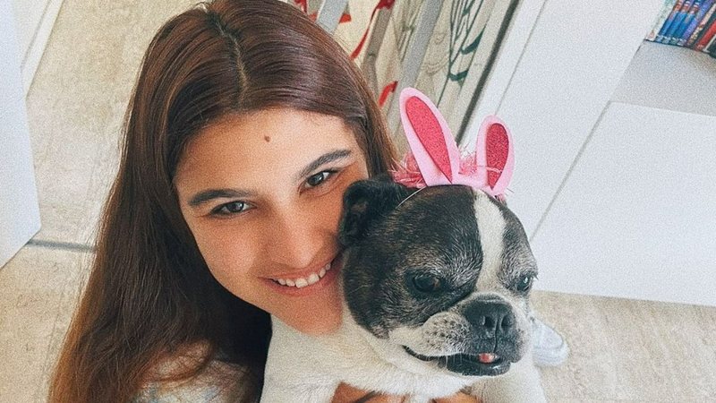 Giulia Costa exibe cliques encantadores coladinha com sua cachorrinha - Reprodução/Instagram