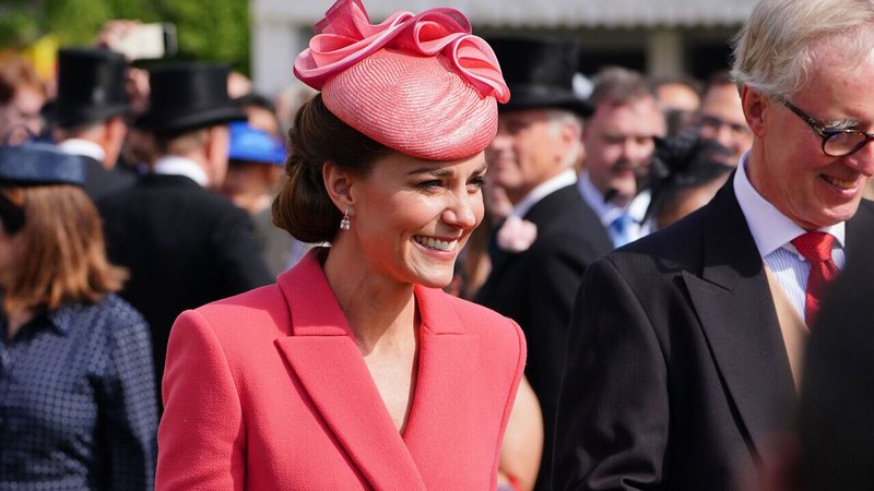 Kate Middleton escolheu um look rosa coral para comparecer ao jardim do Palácio de Buckingham - Foto: Getty Images