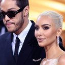 Kim Kardashian revela que fã obcecado ameaçou matar ela e seu novo namorado, Pete Davidson - Foto/Getty Images
