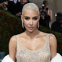 O novo episódio de The Kardashians mostrou Kim reagindo a notícia - Foto: Getty Images