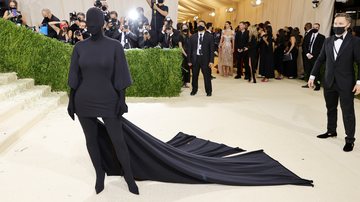 Kim Kardashian vestiu um look que cobriu seu rosto no MET Gala do ano passado - Foto: Getty Images