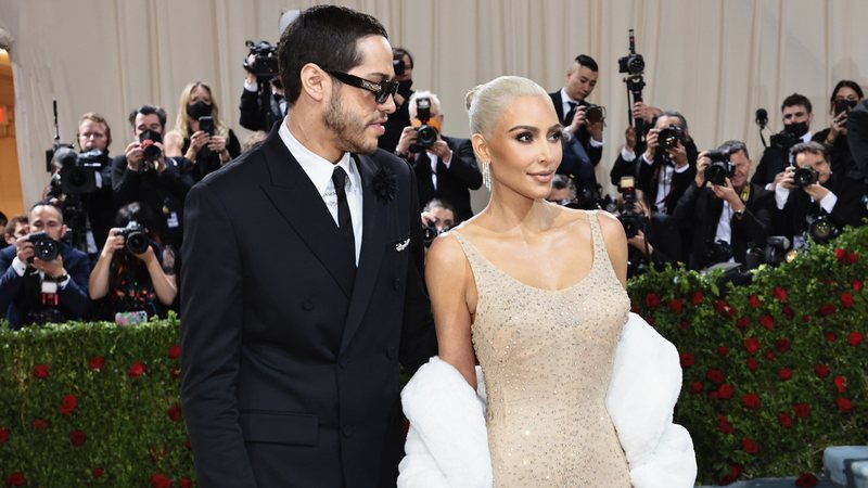 Kim Kardashian chegou no MET Gala 2022 ao lado do seu namorado Pete Davidson e usando um vestido original de Marilyn Monroe - Foto: Getty Images