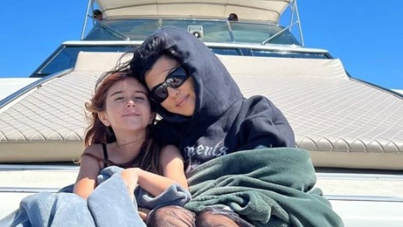 Kourtney Kardashian tirou uma foto com sua filha Penelope durante a viagem para a praia - Reprodução: Instagram
