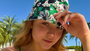Larissa Manoela surge deslumbrante tomando banho de sol com biquíni mínimo - Reprodução/Instagram
