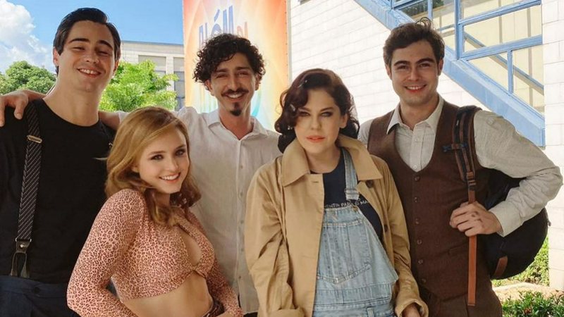 Larissa Manoela surge ao lado de elenco de 'Além da Ilusão', durante os bastidores de gravação - Reprodução/Instagram