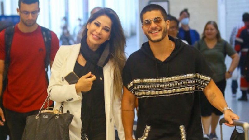 Maíra Cardi e Arthur Aguiar são fotografados no aeroporto - Foto: Vitor Pereira / AgNews