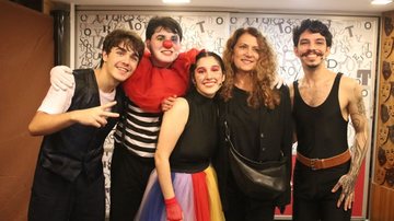 Famosos posam nos bastidores da peça 'O Menino do Olho Azul', no Teatro dos 4, no Rio de Janeiro - Foto/Divulgação