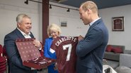 O Príncipe William recebeu presentes para os seus três filhos ao visitar um estádio de futebol - Foto: Getty Images