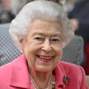 Rainha Elizabeth II escolhreu um look rosa para ir a um show de flores - Foto: Getty Images