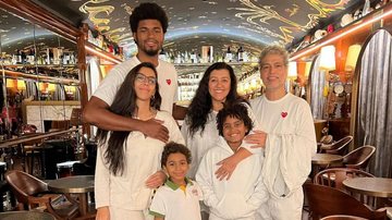 Regina Casé combina looks com toda a família durante momento especial - Reprodução/Instagram
