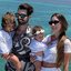Romana Novais abre álbum de fotos com a família em jatinho