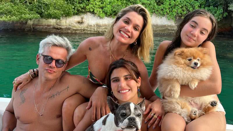 Flávia Alessandra e Otaviano Costa aproveitam feriado com as filhas - Reprodução/Instagram