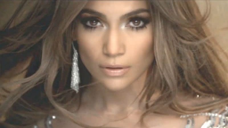 Aos 52 anos, Jennifer Lopez surpreende ao surgir de roupão e cara lavada - (Reprodução/Youtube)