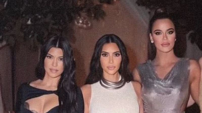 Kim Kardashian posta cliques antigos ao lado das irmãs Khloé e Kourtney