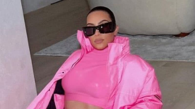Kim Kardashian posou poderosa com um look rosa - Reprodução: Instagram