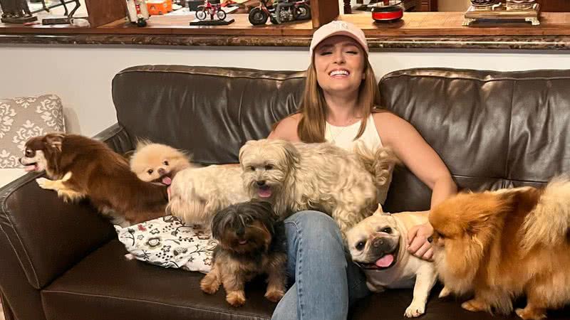 Larissa Manoela transbordou amor ao postar fotos com os seus cachorros - Reprodução/Instagram