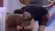 Lucas Bissoli abraçando o urso de pelúcia - Globoplay