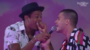 Arthur Aguiar e Paulo André fazem dueto durante festa no BBB 22 - Reprodução/Globo