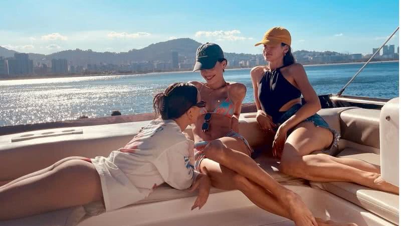 Rafa Kalimann, Vitória Strada e Camila Queiroz curtem passeio de barco - Reprodução / Instagram