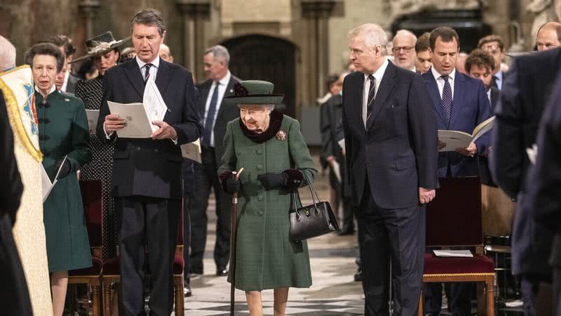 A Rainha Elizabeth II chegou ao memorial do seu marido ao lado do filho Andrew - Foto: Getty Images