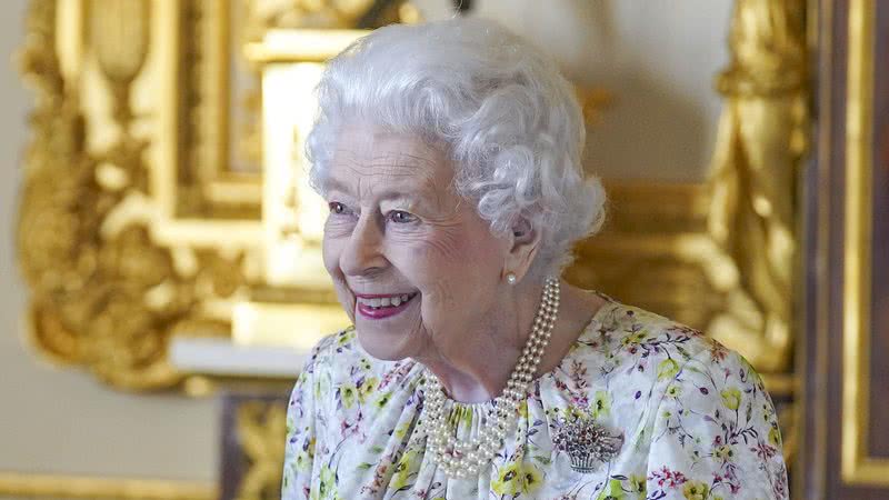 A Rainha Elizabeth II está com problemas de mobilidade, por isso ganhou um carrinho de golfe recentemente - Foto: Getty Images
