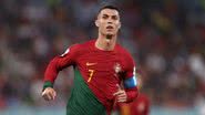 Capitão da Seleção de Portugal, Cristiano Ronaldo deixa fãs confusos após tirar algo de dentro de seu calção e colocá-lo na boca - Foto: Getty Images