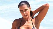 Deborah Secco esbanja corpaço em dia de praia - Foto: Fabricio Pioyani/AgNews