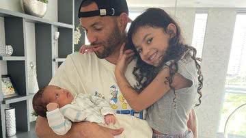 Weverton, goleiro da seleção, e Jaqueline Maoski, sua esposa, têm uma filha e um recém-nascido - Foto: Reprodução/ Instagram