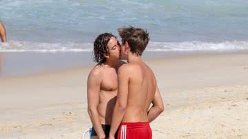 O ator Jesuíta Barbosa comentou sobre o que acha de ser fotografado na praia com o namorado - Foto: JC Pereira/AgNews