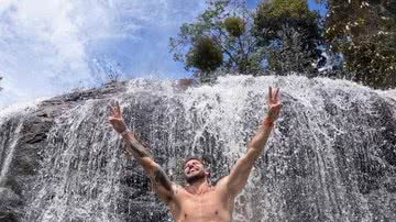 Jonas Sulzbach vai para cachoeira aproveitar calor - Foto: reprodução/Instagram