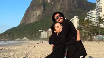 Ex-BBBs Jade Picon e Pedro Scooby se encontram em dia de sol na praia do Rio de Janeiro - Foto: Reprodução / Instagram