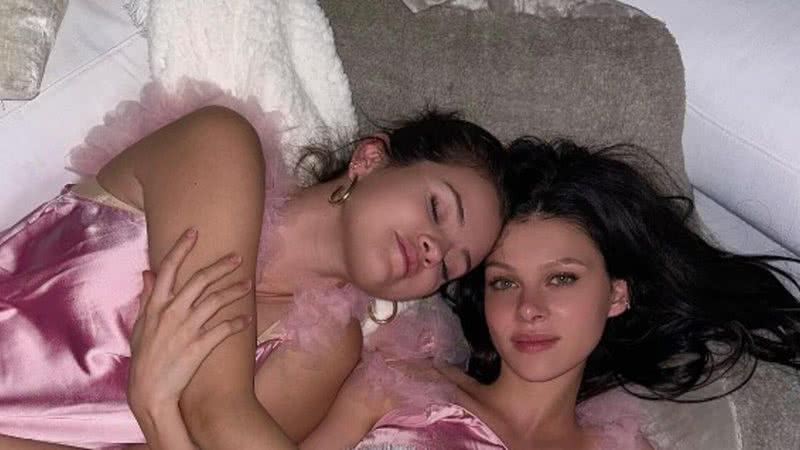 Selena Gomez e Nicola Peltz Beckham curtiram noite do pijama - Reprodução: Instagram