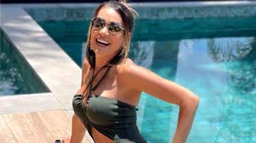 Solange Frazão dá show de boa forma na piscina com maiô recortado - Reprodução/Instagram