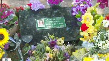 Fãs visitam o túmulo de Marília Mendonça - Foto: Reprodução / Globo