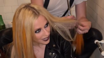 Cantora Avril Lavigne choca fãs ao passar a tesoura no cabelo e deixar mechas com cantor - Foto: Reprodução / Instagram