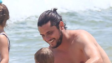 Bruno Gissoni com as filhas na praia - Fotos: Fabricio Pioyani / AgNews