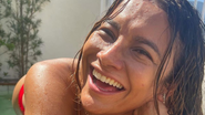 Dira Paes aproveita dia de calor na piscina - Foto: Reprodução/Instagram